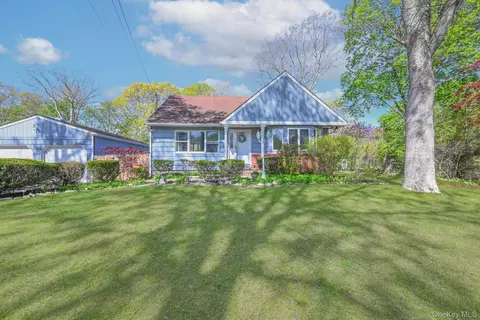 86 Abinet Ct, Selden, NY 11784