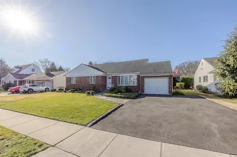 10 Spruce St, Garden City, NY 11530