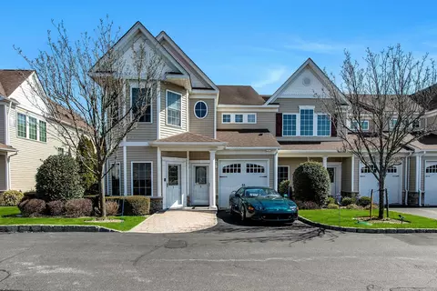 8 Meadow Ct #8, Oakdale, NY 11769