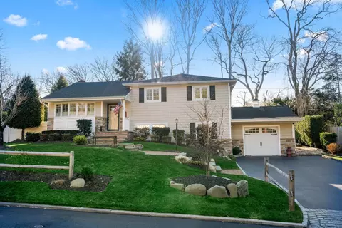 36 Grist Mill Ln, Huntington, NY 11743