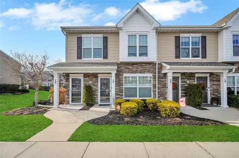121 Weatherby Ln #121, Central Islip, NY 11722