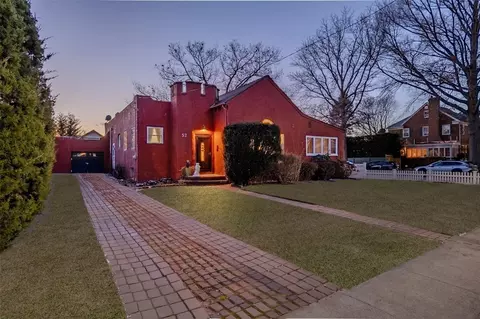 52 Henry St, Merrick, NY 11566