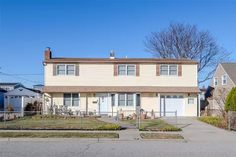 35 Crag Ln, Levittown, NY 11756