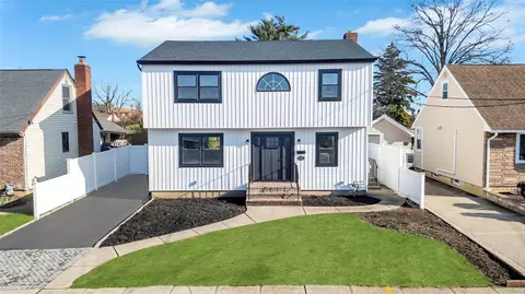 72 East Ave, Hicksville, NY 11801
