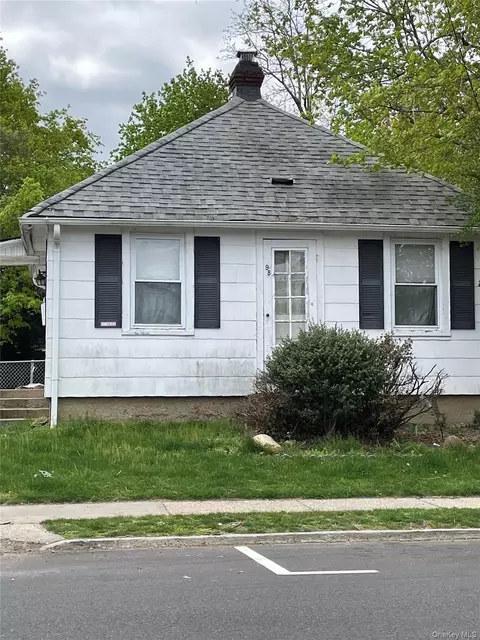 98 Steamboat Rd, North Hempstead, NY 11024