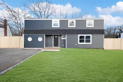 17 Imperial Dr, Selden, NY 11784