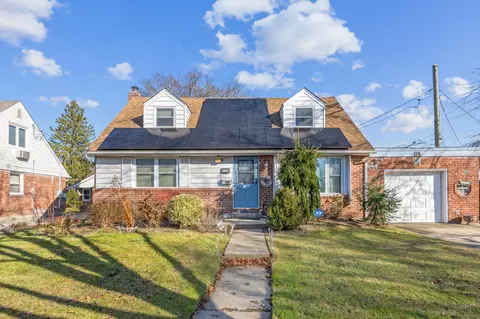 118 Birchwood Dr, North Hempstead, NY 11040