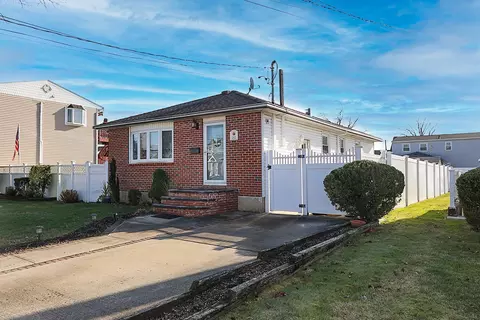 242 N Kings Ave, Massapequa, NY 11758