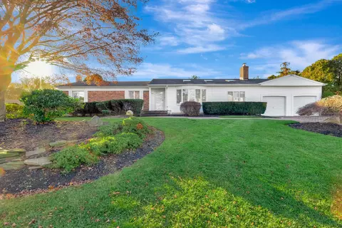 12 Sunhill Rd, Nesconset, NY 11767