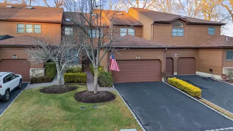 74 Hunt Dr, Jericho, NY 11753