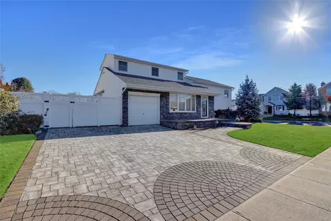 1 Marie Pl SE, Massapequa, NY 11758