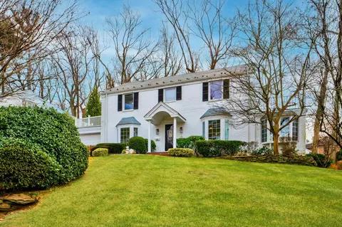 54 Castle Ridge Rd, North Hempstead, NY 11030