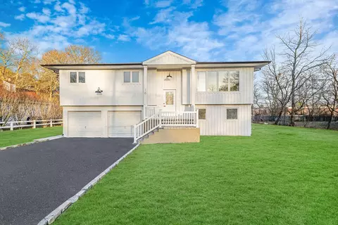 16 Maple Ave, Shirley, NY 11967