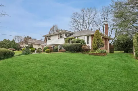 18 Wren Dr, Woodbury, NY 11797