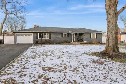 5 Bayberry Ln, Smithtown, NY 11787