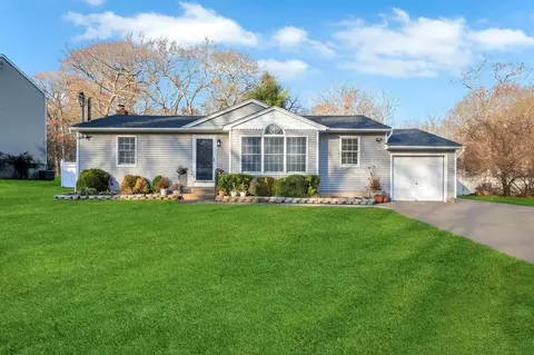 15 Mill Ln, Medford, NY 11763