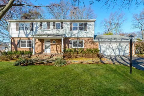 62 Saint Andrews Ln, Glen Cove, NY 11542
