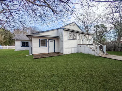 81 Mill Dr, Mastic Beach, NY 11951