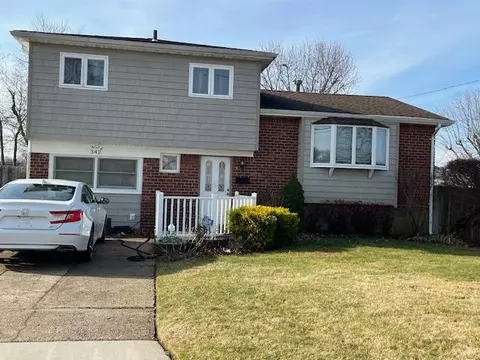 342 W 22 St, Deer Park, NY 11729