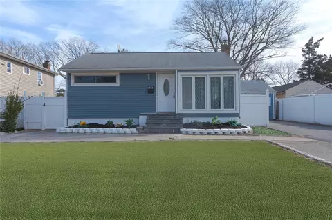 1141 Udall Rd, Bay Shore, NY 11706