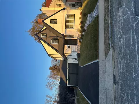 61 Oakland Ave, North Hempstead, NY 11050