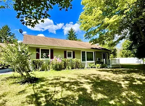 565 N Quaker Ln, Hyde Park, NY 12538