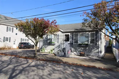60 Parkside Dr, Point Lookout, NY 11569