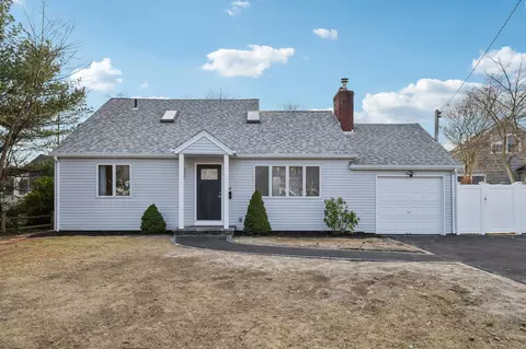 68 Johnson Ln, Bay Shore, NY 11706