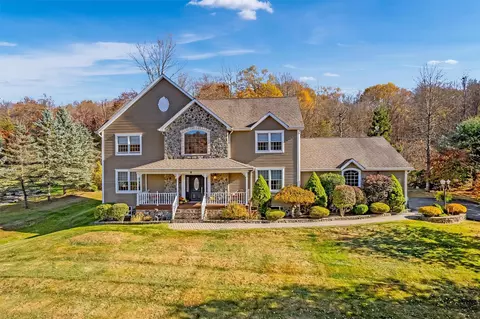 4 Sutherland Dr, Woodbury, NY 10930
