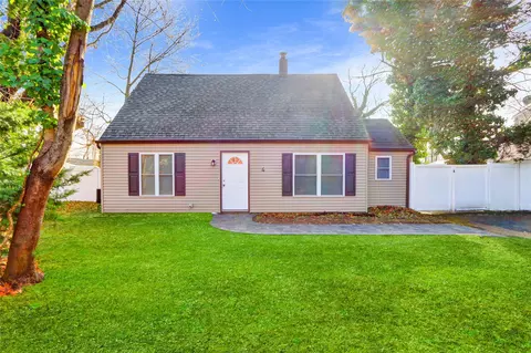 4 Janice Ln, Central Islip, NY 11722