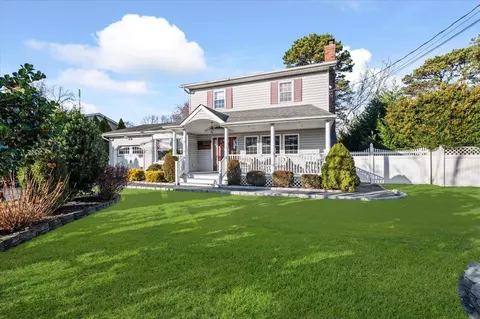 92 Parkside St, Holbrook, NY 11741