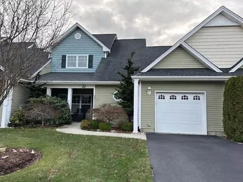 22 Haverton Ct, Riverhead, NY 11901