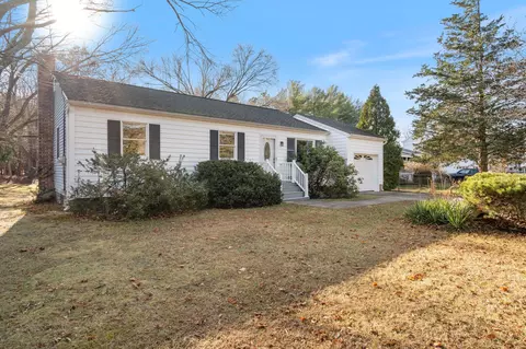 13 Calverton Ct, Calverton, NY 11933