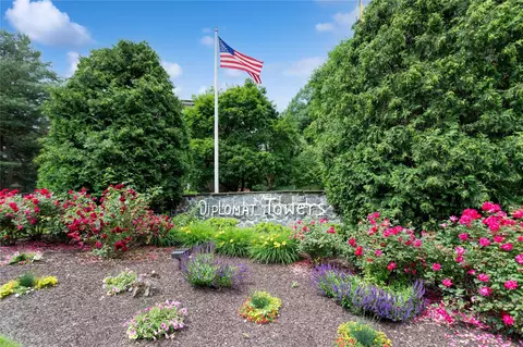 100 Diplomat Dr #6E, Mount Kisco, NY 10549