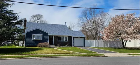 4 Durhamoc Ln, North Babylon, NY 11703