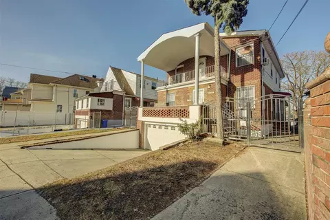 14907 85th Rd, New York, NY 11435