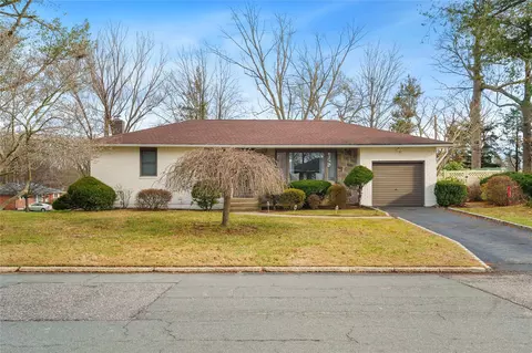 75 Howell Dr, Smithtown, NY 11787