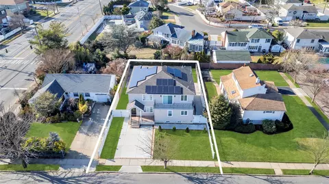 6 Dolphin Dr, Farmingdale, NY 11735