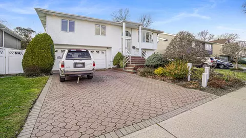1776 Roberta Ln, Merrick, NY 11566