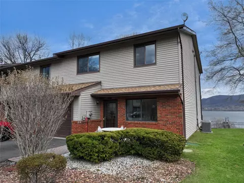 528 Barberry Ln, New Windsor, NY 12553