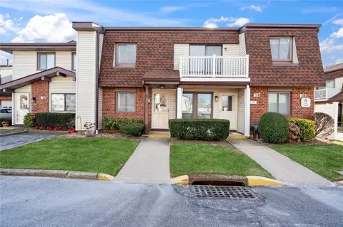 20 W Cambridge Dr N #20, Copiague, NY 11726