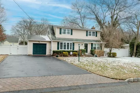 89 Parkside Ave, Miller Place, NY 11764