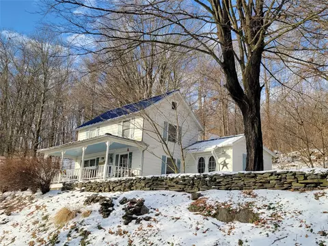 114 Half Moon Rd, Lloyd, NY 12528