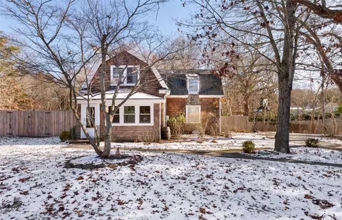 129 Springville Rd, Hampton Bays, NY 11946