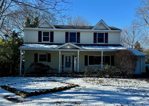 112 Dale Dr, Oakdale, NY 11769