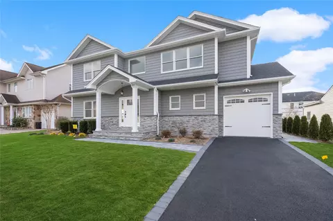 35 Peter Ln, Plainview, NY 11803