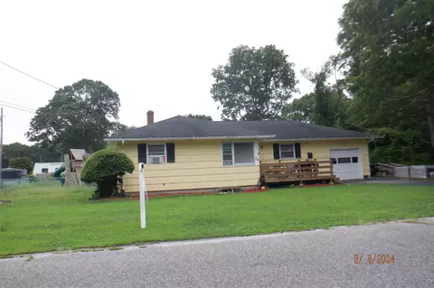 26 Lincoln Ave, Mastic Beach, NY 11951