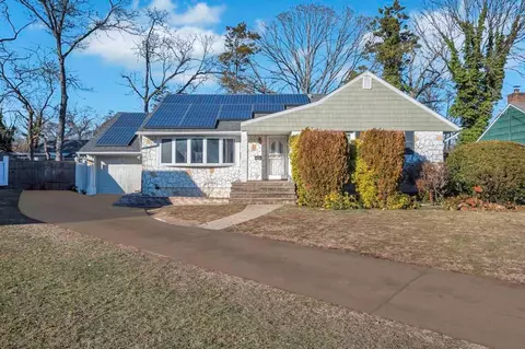 82 Royal Dr, Freeport, NY 11520