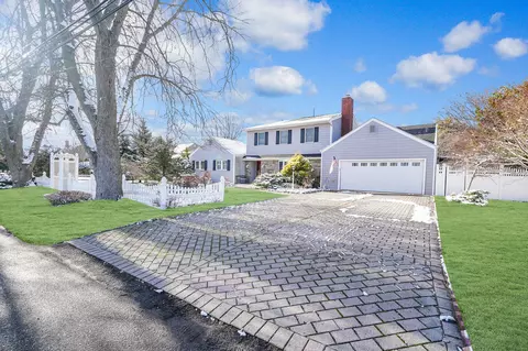 102 Wagstaff, West Islip, NY 11795