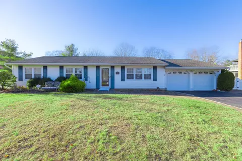 14 Hemlock Ln, Smithtown, NY 11787